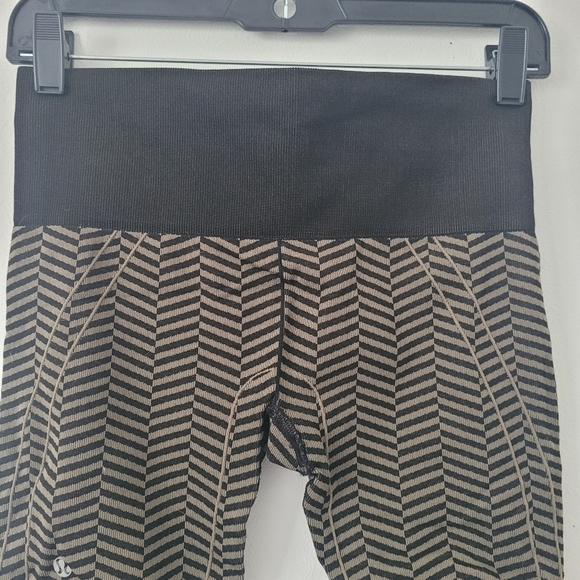 Lululemon In The Flow Crop II Heathered Fatigue Green chevron size 6 - Picture 5 of 9